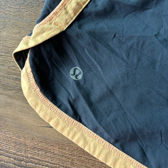LULULEMON Groovy Run Shorts 10 - Picture 4 of 5